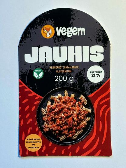 Vegem Jahis pakkaus. Paketin yläosa musta, alaosa punainen, keskellä valokuva pasta-annoksesta: spiraalin muotoista pastaa, kastike tomaattipohjainen.
Teksti-infoa paketissa: vegaaninen, gluteeniton, herneproteiinivalmiste, proteiinia 21 %, käytä kuten soijarouhetta tai jauhelihaa