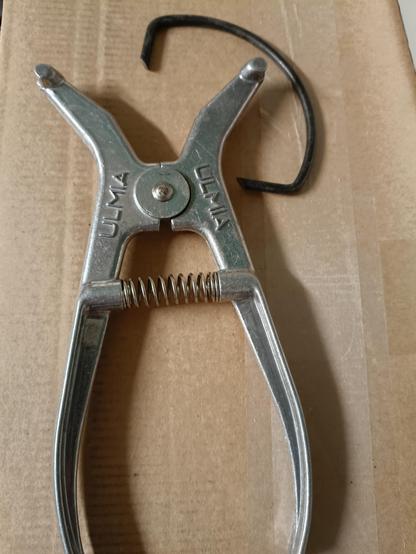 Picture of a tool by Ulmia, a bit like a cross between garden shears and a wrench?
I don't know what it is, so sorry for the bad description...