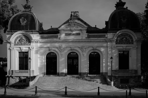 Façade coté rue en gros plan, développement noir et blanc