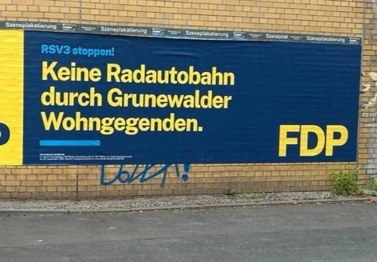 Plakat an Mauer: 
RSV3 stoppen
Keine Radautobahn durchGrunewalder Wohngegenden
FDP