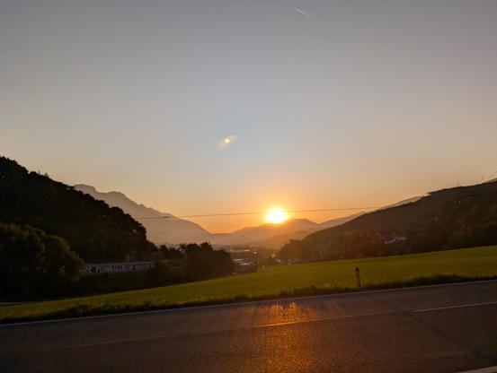 Die aufgehende Sonne über dem Inntal, von der Brenner-Bundesstraße aus gesehen.