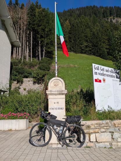 Mein Rad Mal wieder am Brenner-Grenzstein.