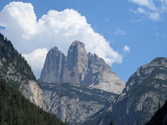 Blick auf die Drei Zinnen von der Straße von Toblach nach Misurina.