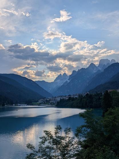 Blick auf die Drei Zinnen von Auronzo di Cadore aus, inkl. See im Vordergrund.