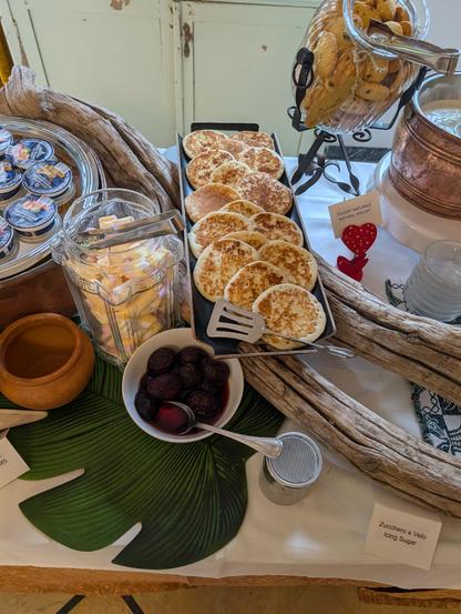 Ausschnitt des Frühstücksbuffets, mit Pancakes und bunten Marshmallows.