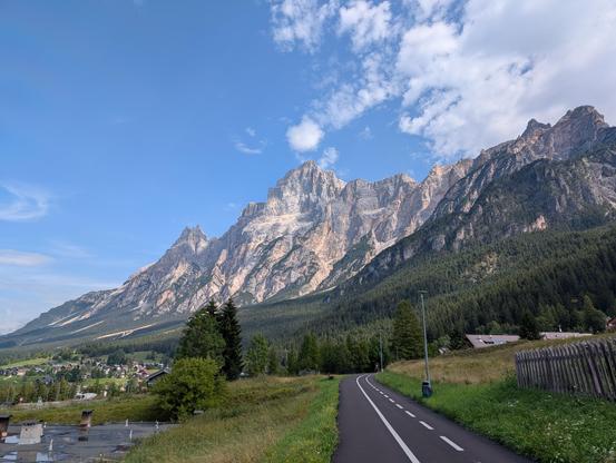 Wunderschöner Radweg Richtung Cortina.
Frischer Asphalt, große Berge im Hintergrund.