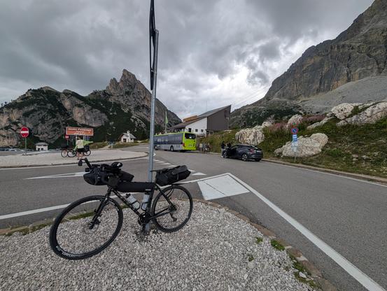 Mein Rad am Passo Falzarego. Im Hintergrund sehr dunkle Wolken.