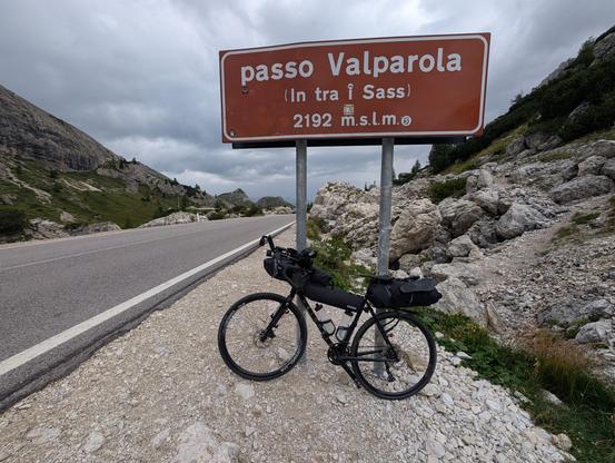 Mein Rad am Passo Valparola. Im Hintergrund sehr dunkle Wolken.