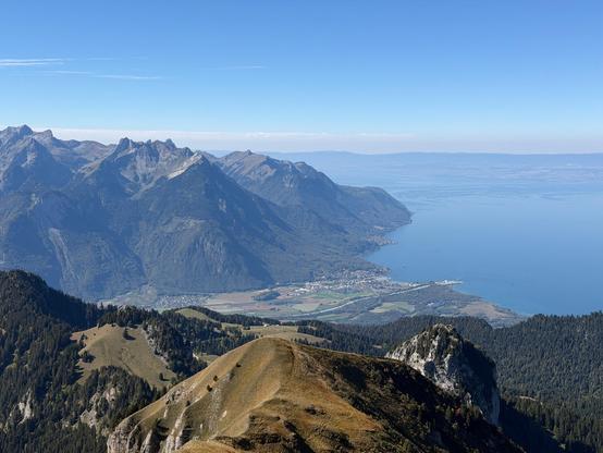 Leysin, vue depuis le bas de la Tour d'Aï sur la vallée du Rhône et le lac Léman.