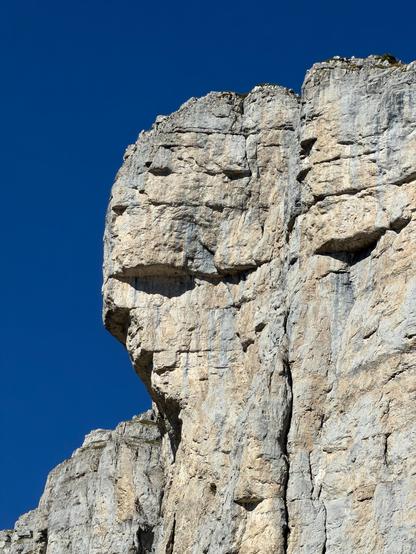 Leysin, la Tous d'Aï qui se découpe sur le ciel bleu.