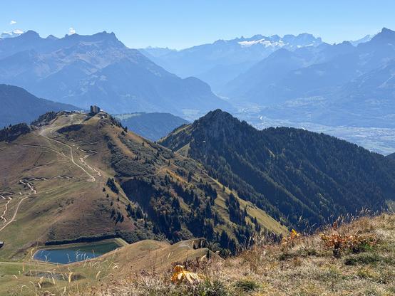 Leysin, vue depuis le bas de la Tour d'Aï sur la vallée du Rhône.