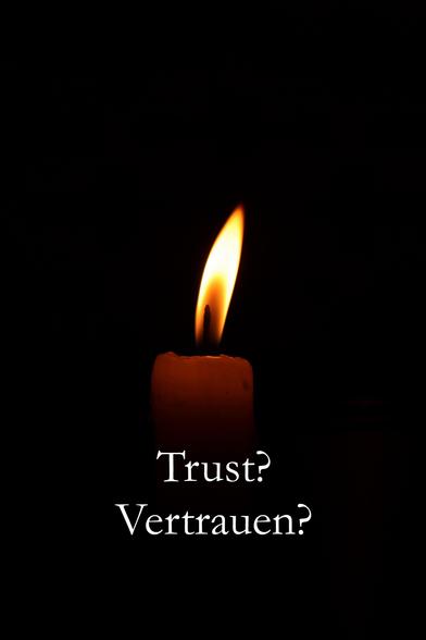 Eine einzelne brennende Kerze vor tiefschwarzem Hintergrund. Die Flamme leuchtet hell gelb-orange und neigt sich leicht zur Seite, der rötliche Kerzenstumpf ist nur schwach beleuchtet. Darunter steht in weißer Serifenschrift: „Trust? Vertrauen?“