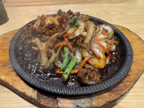 Sizzling black pepper beef