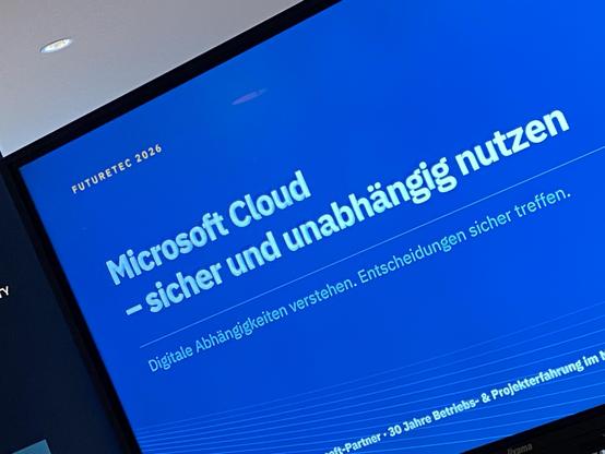 A digital presentation slide titled "Microsoft Cloud – sicher und unabhängig nutzen" with a blue background. The text emphasizes using Microsoft Cloud safely and independently while understanding digital dependencies.
