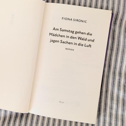 Das Buch liegt aufgeschlagen dar.