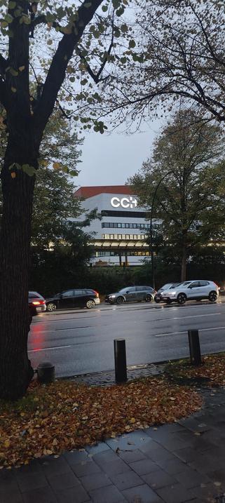 Blick über die Straße auf das CCH in Hamburg