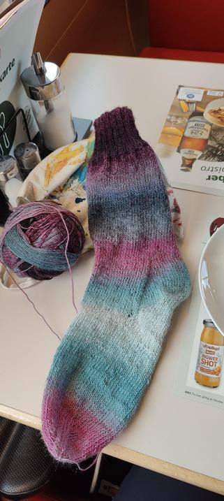 Fertig gestrickte Socke , mit einem blau lilanem Verlaufsgarn gestrickt.