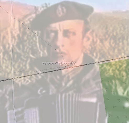 Screenshot z OSM pokazujący wieś Kosowo Wielkopolskie, z nałożonym na to półprzezroczystym zdjęcie słynnego serbskiego żołnierza grającego na akordeonie