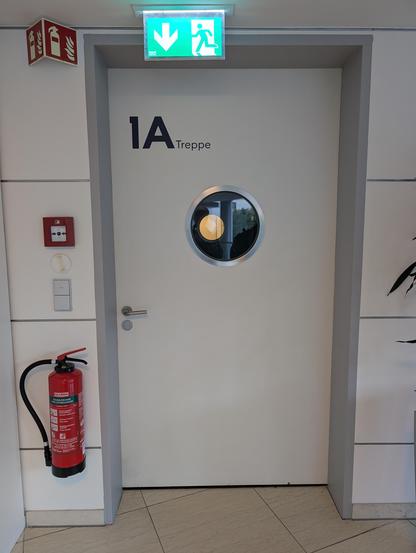 Tür mit Aufschrift: 1A Treppe