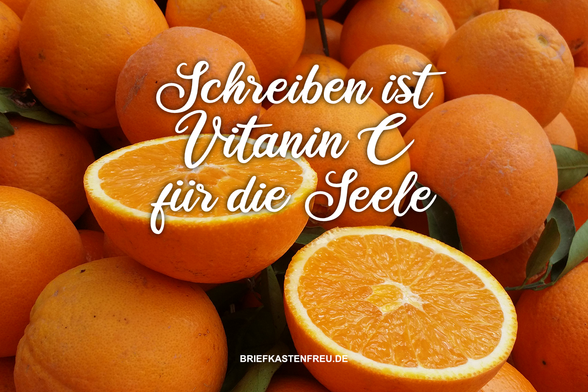 Eine Kiste voller Orangen, zwei davon sind halbiert und sehen sehr lecker aus -  aufgenommen auf einem spanischen Markt, mitten im Bild steht 'Schreiben ist Vitamin c für die Seele'