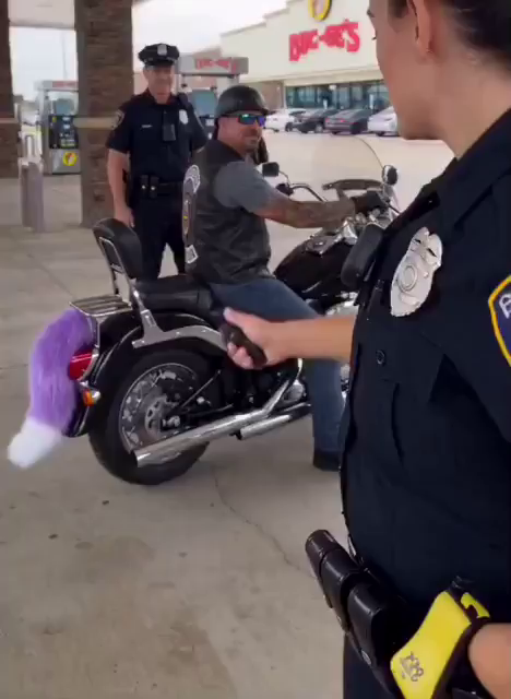 tail wagging on bike