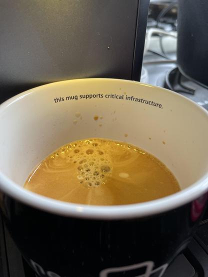 Eine schwarze Kaffeetasse, mit Füllung, mit innenliegendem Aufdruck
„this mug supports critical infrastructure”