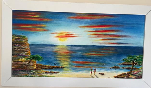 Aquarell: Ein Paar steht am Strand und beobachtet den Sonnenaufgang. Die Wolken sind gelb bis rot eingefärbt und spiegeln sich im Meer. links und rechts wird der Strand von Felsküste begrenzt.