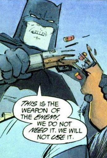 Batman cassant en deux un fusil, déclarant "This is the weapon of the enemy. We do not need it. We will not use it".