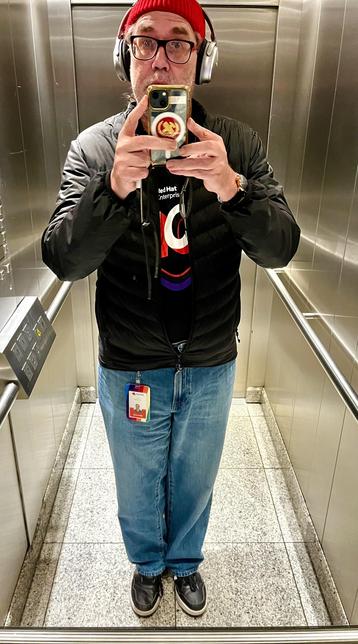 Me in the elevator. Today with a red beanie, the Red Hat sports jacket in black, extra wide jeans from Uniqlo and Adidas sneakers.