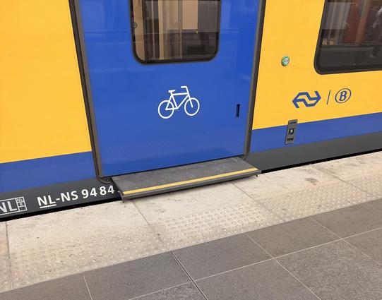 Footstep over platform edge