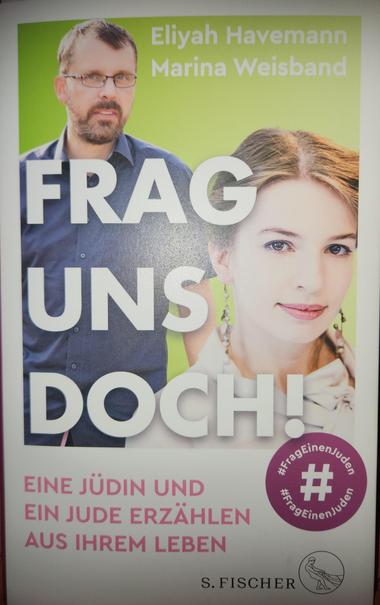 Buchcover mit den Fotos von Marina Weisband und Eliya Havemann. Titel: Frag uns doch! Eine Jüdin und ein Jude erzählen aus ihrem Leben. Verlag: S. Fischer