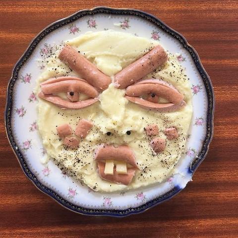 Ein Teller Kartoffelpüree
Mit Wurststücken wird darin ein böse schauendes Gesicht dargestellt

Zwei Käsestücke als große Schneidezähne