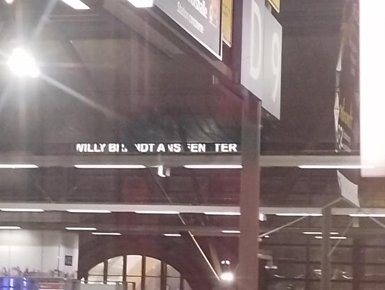 Zoom auf die Leichtinstallation „Willy Brandt ans Fenster“ auf dem Dach des ehemaligen Hotels Erfurter Hof, vom Hbf sichtbar (aber ich bin ziemlich weit weg und einige Buchstaben werden durch dazwischen liegende Streben usw. verdeckt also liest man streng genommen eher „Willy Br dt ans Fen ter“)