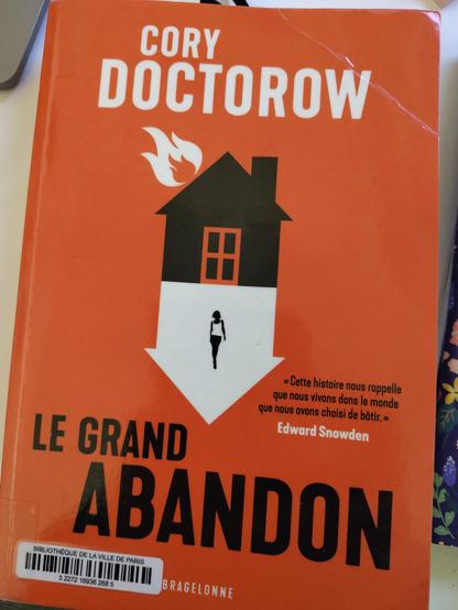 La page titre du livre Le Grand Abandon écrit par Cory Doctorow. Sur le fond rouge on voit deux maisons, un en noir et l'autre en blanc. Dans la maison blanc il y a une silhouette d'une personne en noir et blanc