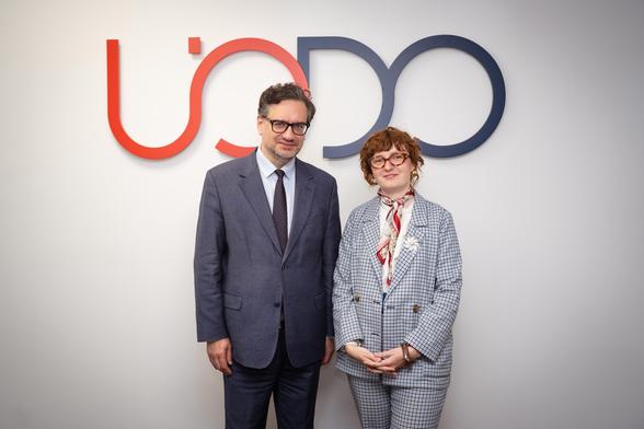 Na zdjęciu jest prezes UODO Mirosław Wróblewski oraz Pamela Krzypkowska - przewodnicząca Komisji Rozwoju i Bezpieczeństwa Sztucznej Inteligencji.