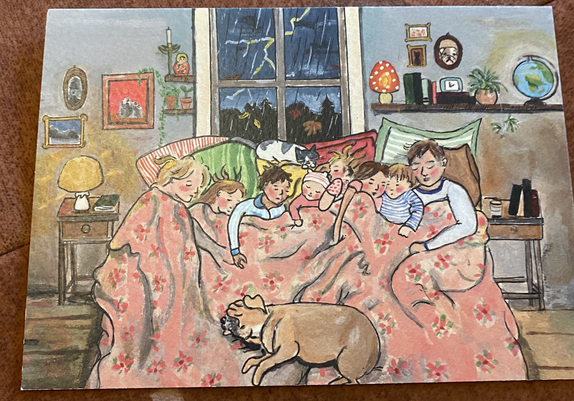 Gezeichnetes Bild einer Familie, nehme ich an, auf jeden Fall, schlafend unter einer Decke eine Frau, ein Mädchen, ein Junge, ein Kleinkind, zwei weitere Mädchen ein kleinerer Junge und ein Mann. Auf dem Bettdeck liegt ein Mops. Oben über allen schläft eine schwarzweiße Katze. Rechts und links sind Nachttische. Draußen tobt ein Gewitter, aber eng zusammengerückt schlafen drinnen alle friedlich.