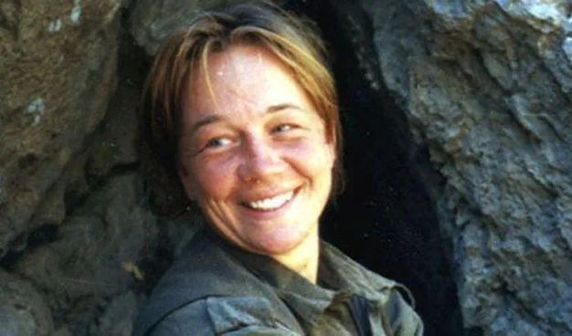 Portraitfoto einer lächelnden Andrea Wolf.