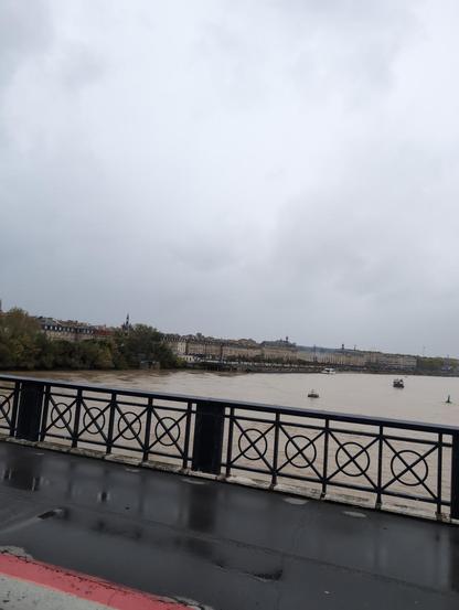 Place de la bourse noyée sous les lacrymogènes. Vue depuis le pont de pierre.